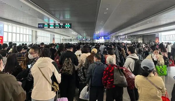 虹桥站今日车票售完，直击现场