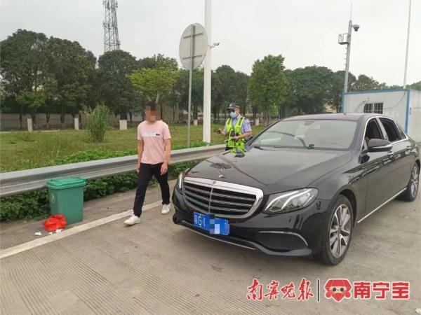 无证男子高速公路上“练车”还超速行驶，交警：依法扣车