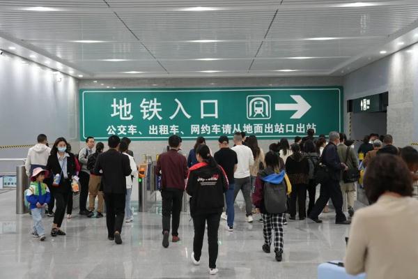 今起，成都南站可直换地铁！