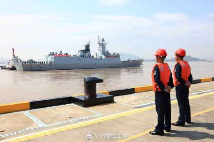 中国海军第四十四批护航编队从舟山起航