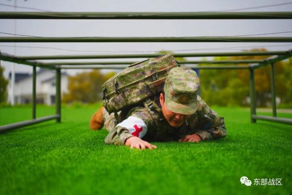 战伤救护现场，冲！