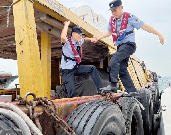 “突、突、突……”带你直击万山出入境边防检查站民警出海巡逻