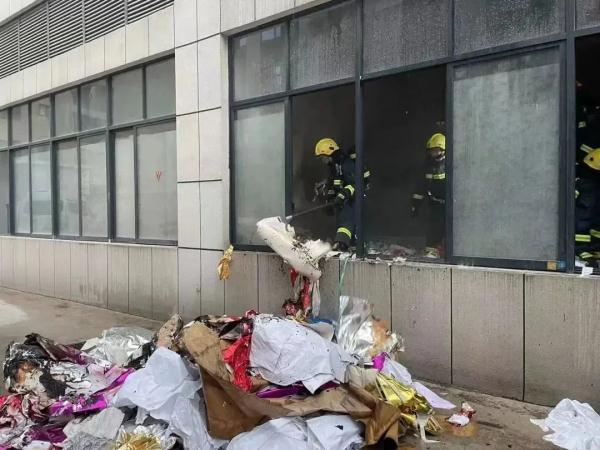 厂房凌晨突发熊熊大火，这东西82秒把火灭了...