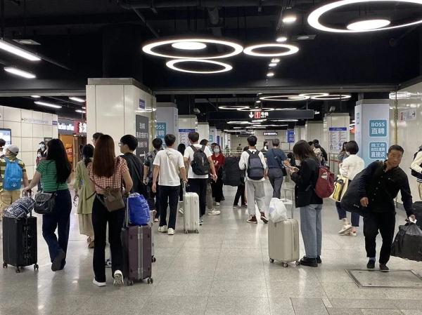 虹桥站今日车票售完，直击现场