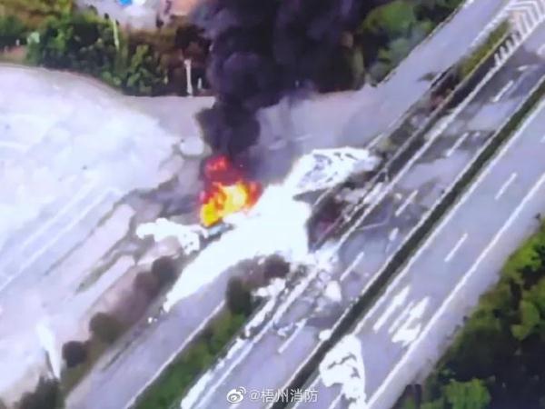 突发！广西高速公路一槽罐车连烧5小时，大量车辆被堵