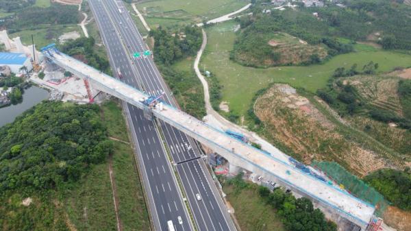 广湛高铁全线跨度最大连续梁顺利合龙