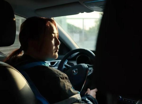 这三名外卖骑手荣获全国五一劳动奖章,走进人民大会堂领奖 这三名外卖骑手荣获全国五一劳动奖章,走进人民大会堂领奖