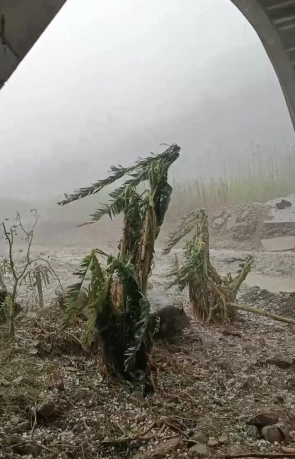 注意安全！贵州一地遭遇重大冰雹袭击，正在开展增雨防雹作业