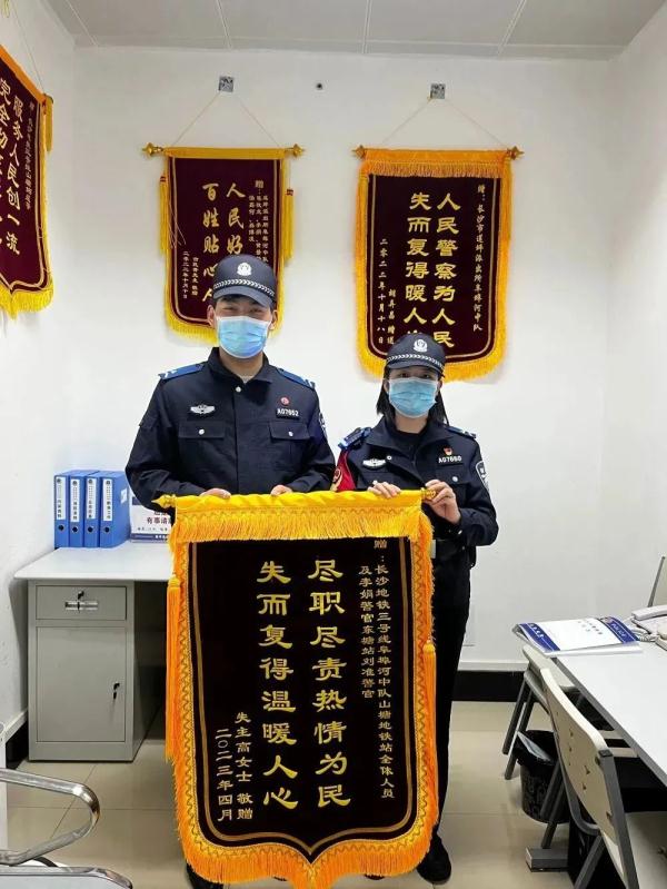 辅警徒手翻垃圾桶，背后真相令人暖心