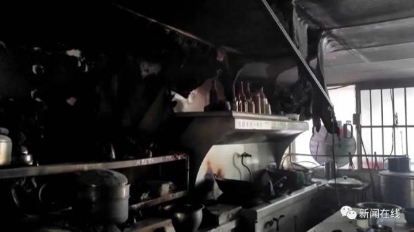 太大意！老人做饭忘关火，厨房被烧惨了