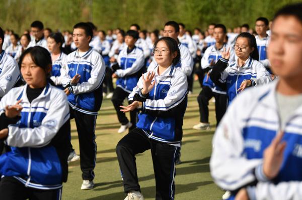 看看“人家的学校”，课间操跳“飞天”！