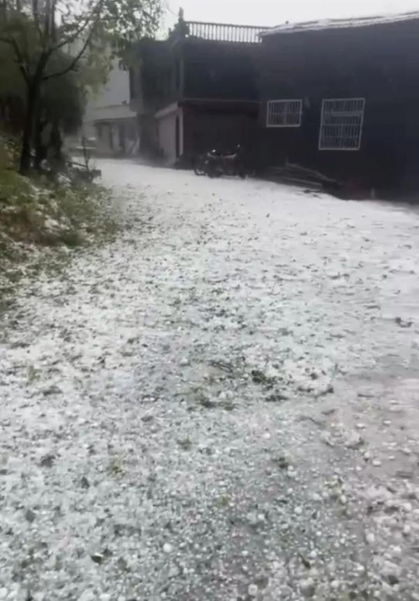 注意安全！贵州一地遭遇重大冰雹袭击，正在开展增雨防雹作业