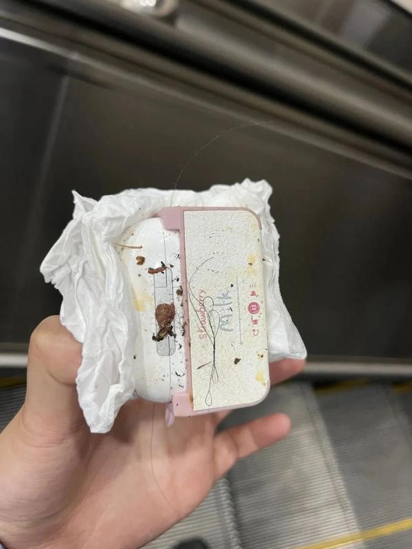 辅警徒手翻垃圾桶，背后真相令人暖心