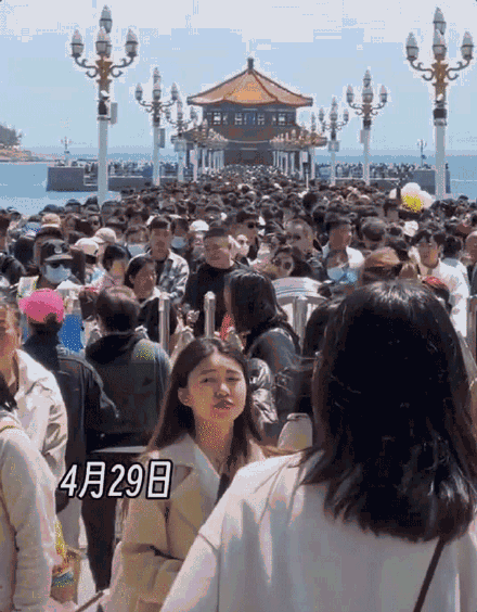 五一假期第一天的“人从众”模式 五一假期第一天的“人从众”模式