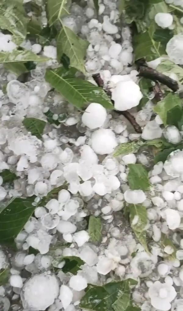 注意安全！贵州一地遭遇重大冰雹袭击，正在开展增雨防雹作业