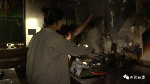太大意！老人做饭忘关火，厨房被烧惨了