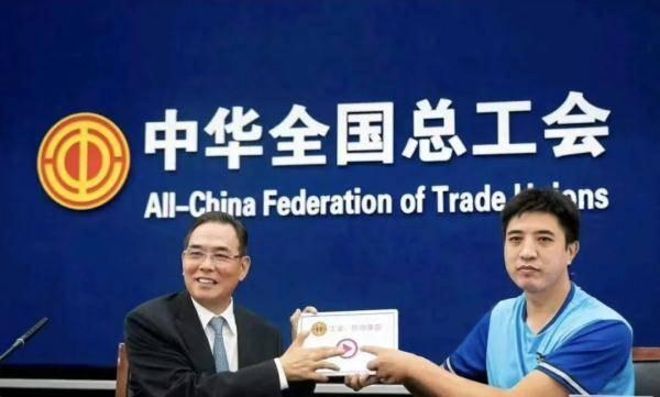 这三名外卖骑手荣获全国五一劳动奖章,走进人民大会堂领奖 这三名外卖骑手荣获全国五一劳动奖章,走进人民大会堂领奖