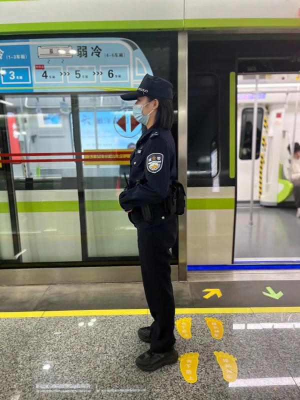 辅警徒手翻垃圾桶，背后真相令人暖心