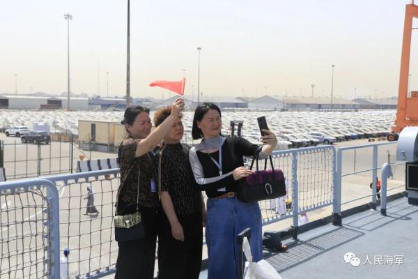 火爆网络的那个中国女同胞在苏丹为何嚎啕大哭？