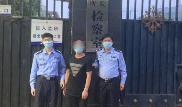 现场直击!男子深夜盗窃被抓,喜提“银手镯” 现场直击!男子深夜盗窃被抓,喜提“银手镯”