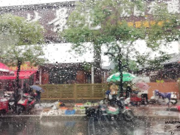 打雷又下雨！南宁出现雷电+强降水+冰雹等强对流天气