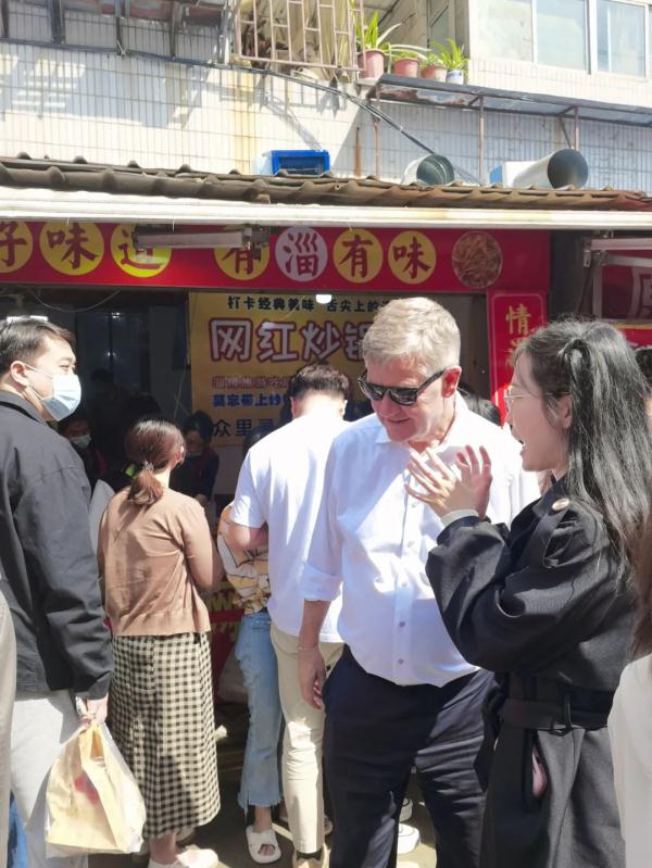 火到国外!联合国前高官也去淄博吃烧烤了 火到国外!联合国前高官也去淄博吃烧烤了