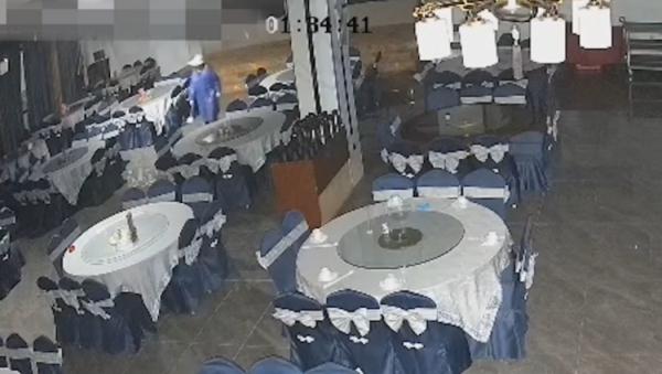 现场直击!男子深夜盗窃被抓,喜提“银手镯” 现场直击!男子深夜盗窃被抓,喜提“银手镯”