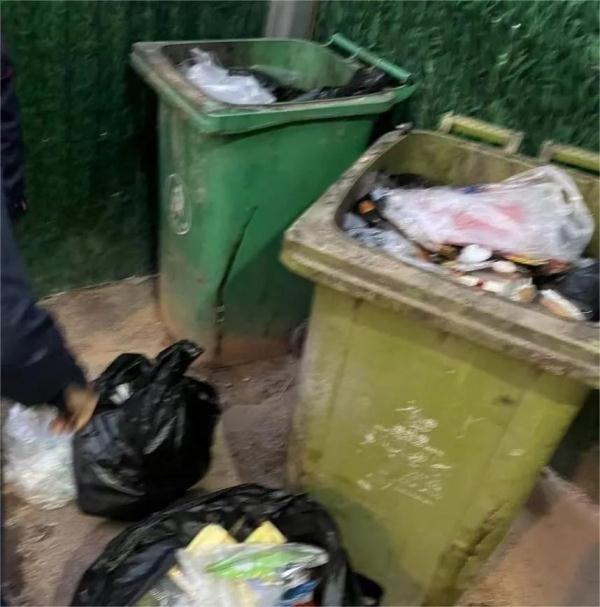 辅警徒手翻垃圾桶，背后真相令人暖心
