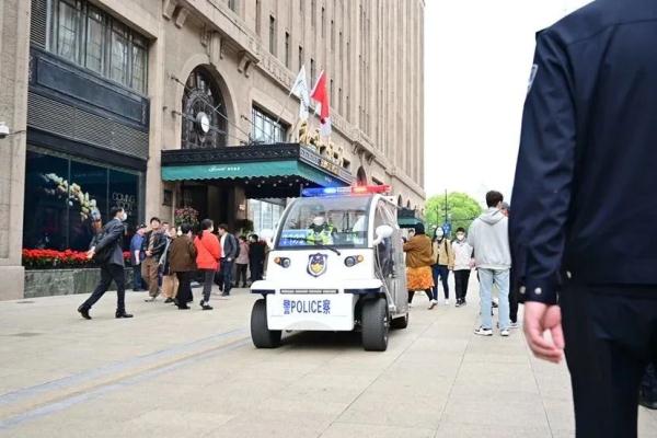 南京路步行街再现这一幕！上海外滩“人从众”，提醒：这个地铁站16时起关闭