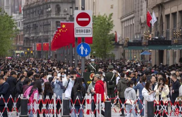 南京路步行街再现这一幕！上海外滩“人从众”，提醒：这个地铁站16时起关闭
