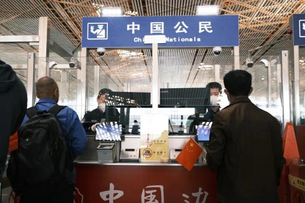 首架苏丹撤侨包机抵京，北京边检总站迎接同胞回家！