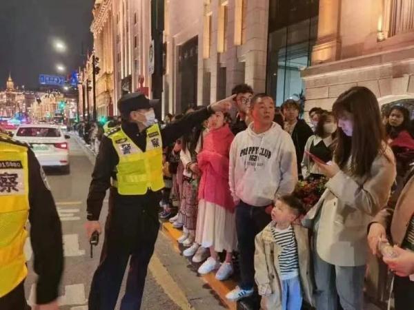 南京路步行街再现这一幕！上海外滩“人从众”，提醒：这个地铁站16时起关闭