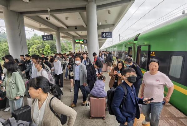 预计今日发送旅客360万人次左右，长三角铁路全力应对持续大客流