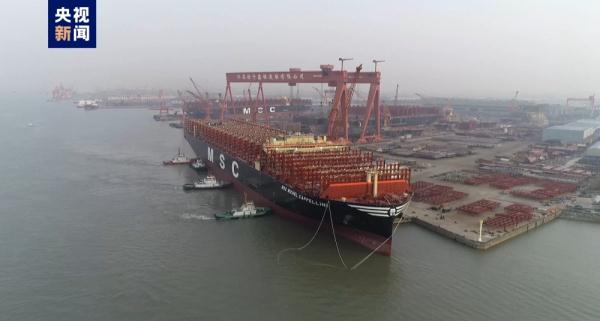 全球最大集装箱船从江苏泰兴拖至太仓舾装试航
