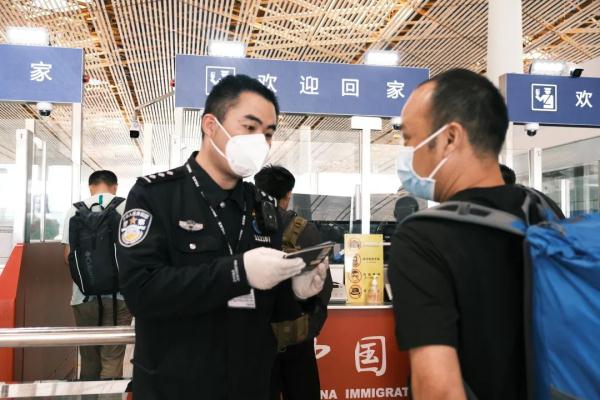 首架苏丹撤侨包机抵京，北京边检总站迎接同胞回家！