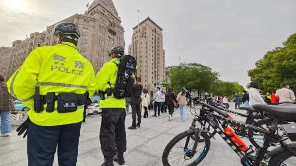 南京路步行街再现这一幕！上海外滩“人从众”，提醒：这个地铁站16时起关闭