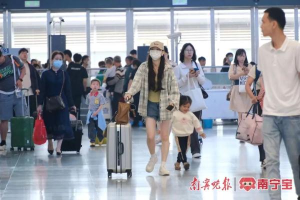 “五一”假期第一天，南宁车站发送旅客21.67万人