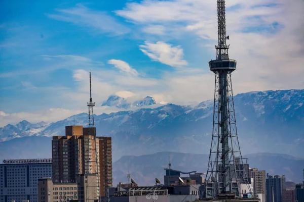 在乌鲁木齐，他们记录雪山下的城市剪影