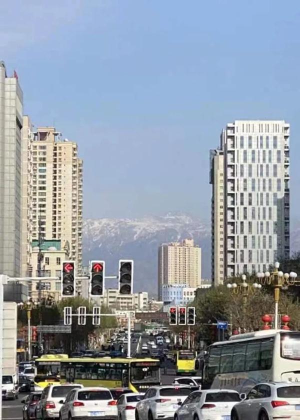 在乌鲁木齐，他们记录雪山下的城市剪影