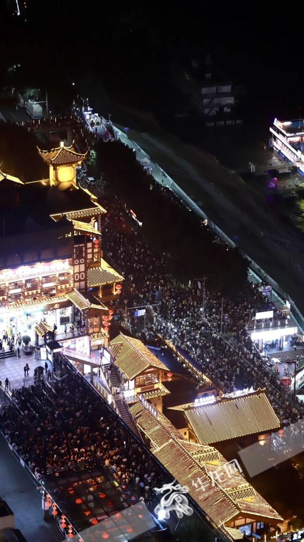 “五一”首日重庆热门景区火爆 120家旅游景区接待游客92.34万人次