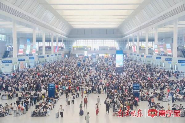 “五一”假期第一天，南宁车站发送旅客21.67万人