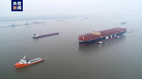 全球最大集装箱船从江苏泰兴拖至太仓舾装试航