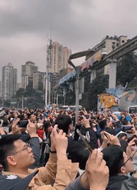 南京路步行街再现这一幕！上海外滩“人从众”，提醒：这个地铁站16时起关闭