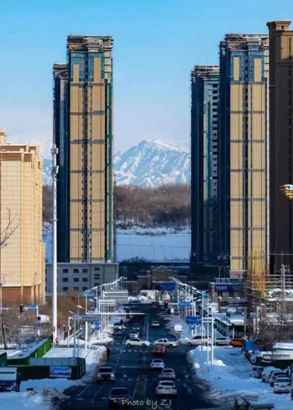 在乌鲁木齐，他们记录雪山下的城市剪影