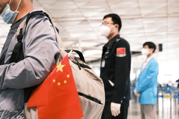 首架苏丹撤侨包机抵京，北京边检总站迎接同胞回家！