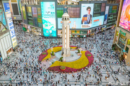 “五一”假期首日 重庆解放碑步行街人流量达72.94万人次