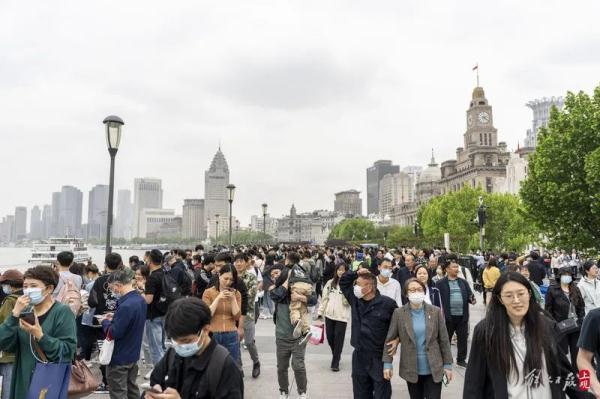 南京路步行街再现这一幕！上海外滩“人从众”，提醒：这个地铁站16时起关闭