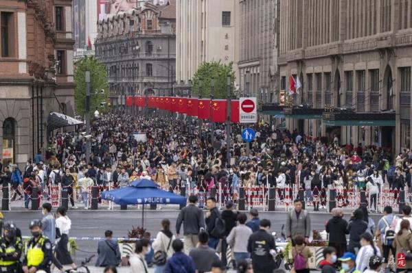 南京路步行街再现这一幕！上海外滩“人从众”，提醒：这个地铁站16时起关闭