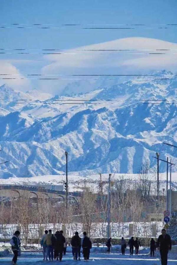 在乌鲁木齐，他们记录雪山下的城市剪影