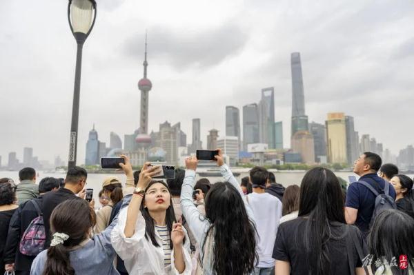 南京路步行街再现这一幕！上海外滩“人从众”，提醒：这个地铁站16时起关闭